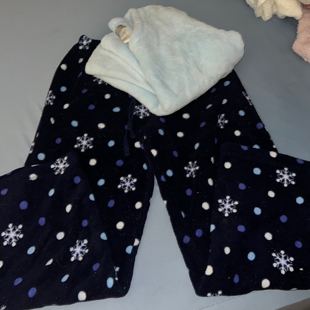 Morning Glory by Jasmine Rose fleece PJ set. Multi blue colors, size large.